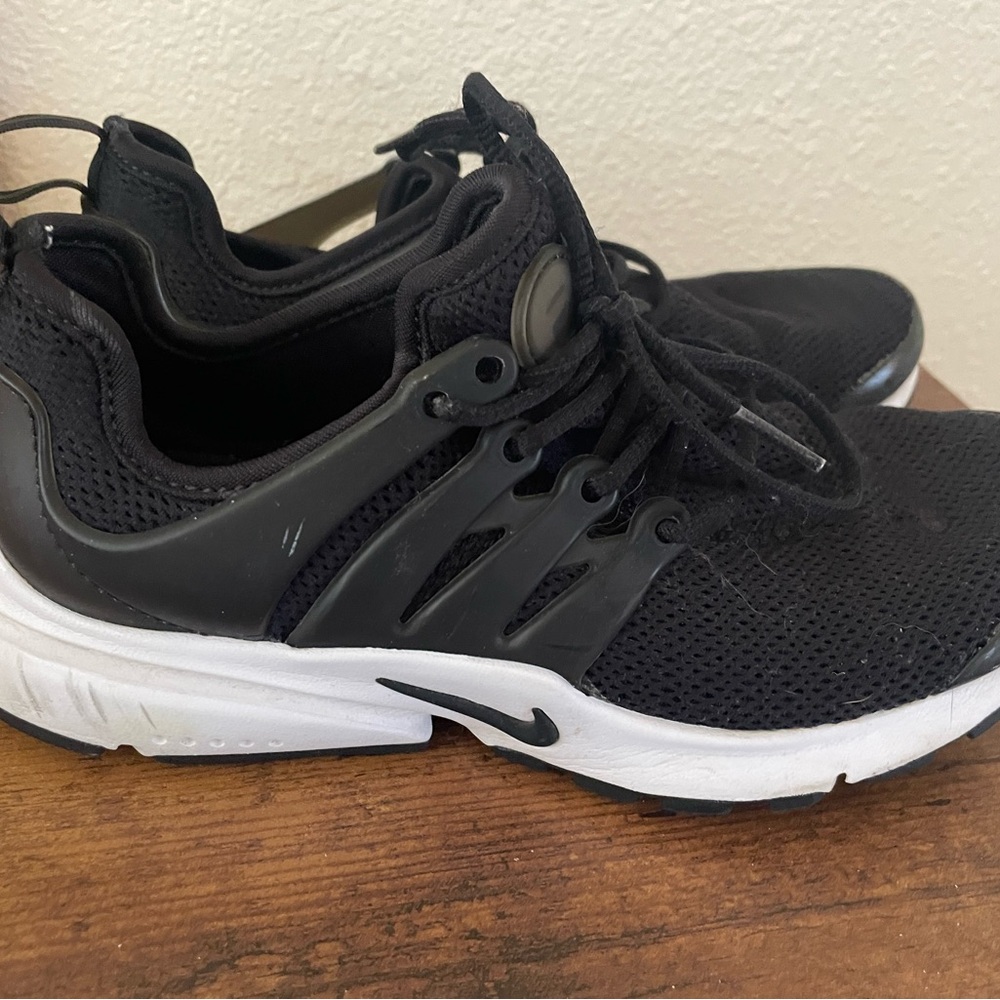 Nike women’s presto Black and White Sneakers
